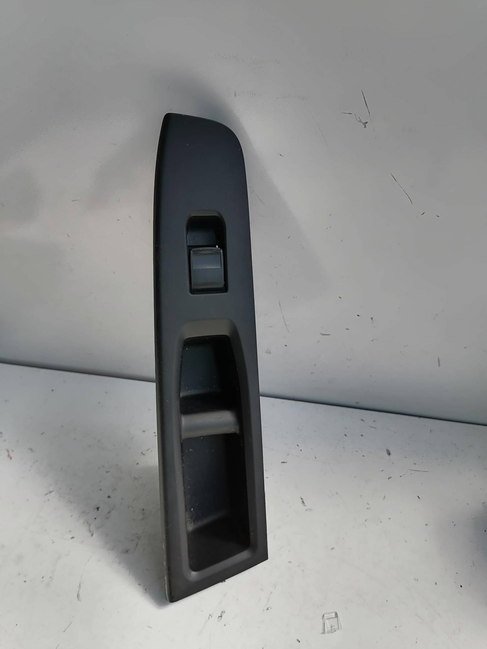 Interruttore alzacristalli porta ant. sx.